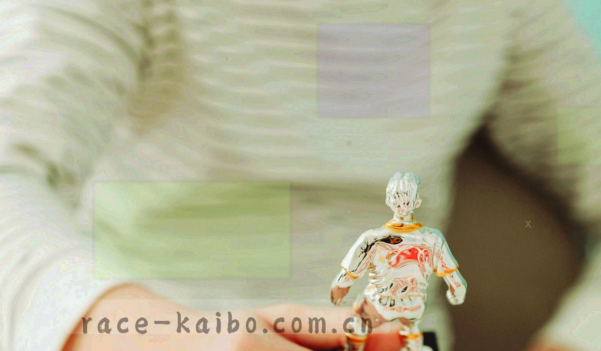 高速移动的足球轨迹与赛场看台抽象背景